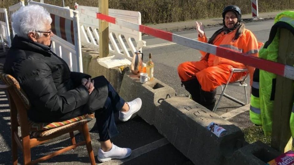 Igna Rasmussen y Karsten Tüchsen Hansen se sientan en la frontera de Dinamarca con Alemania para tener una cita. (Foto: Facebook de Henrik Frandsen). 