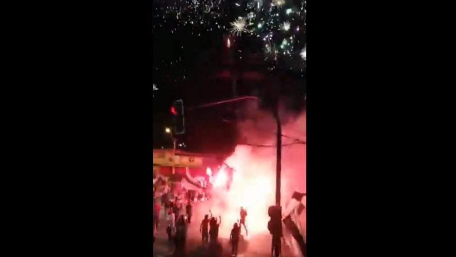 Hinchas de Colo Colo lanzaron fuegos artificiales el domingo 19 de abril a las 19:25. 