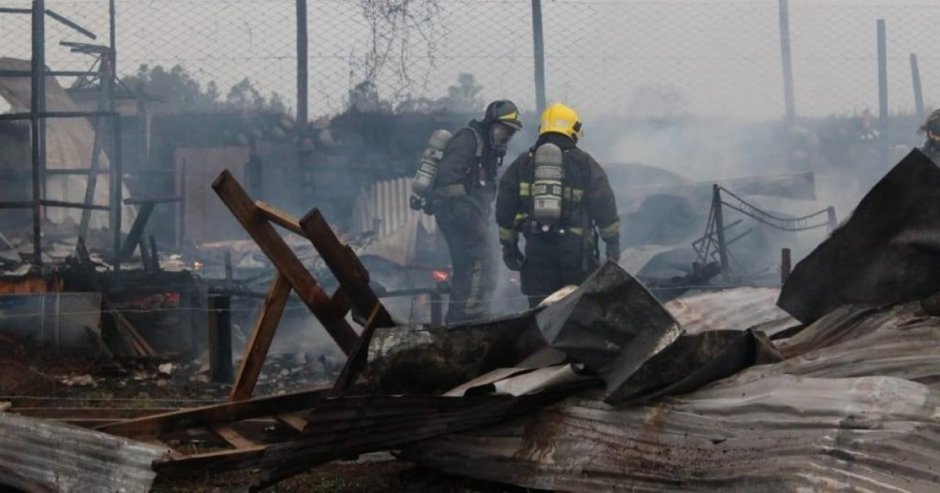 Bomberos trabajó en el lugar para controlar las llamas que amenazaban con propagarse a otras viviendas.(Foto: Patricio Tapia)
