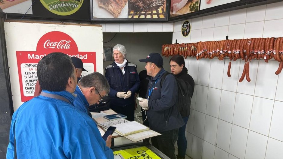 Locales siendo fiscalizados en el centro de la ciudad de Talca. 